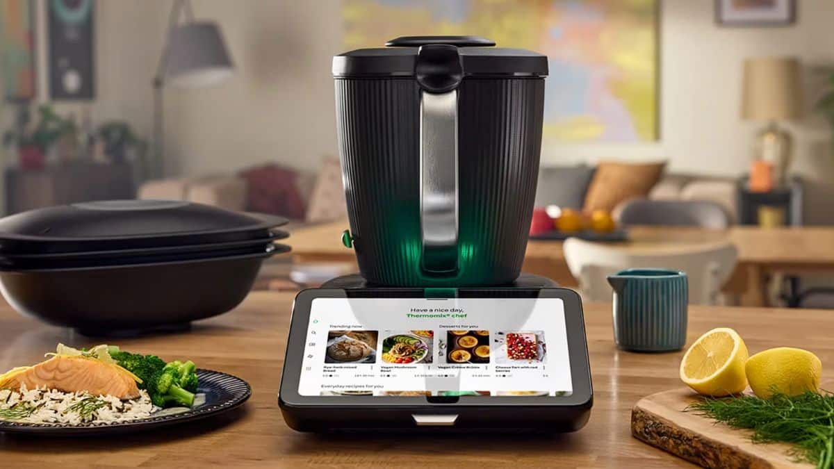 Robot de cuisine moderne avec recettes à l'écran.