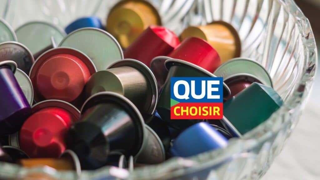 Capsules café colorées dans un bol.