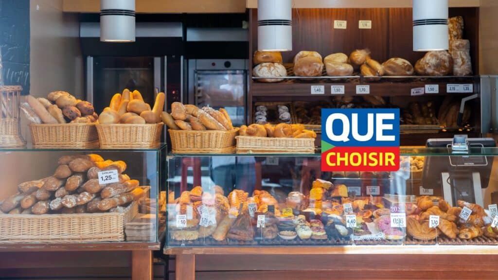Vitrine de boulangerie avec pains variés.