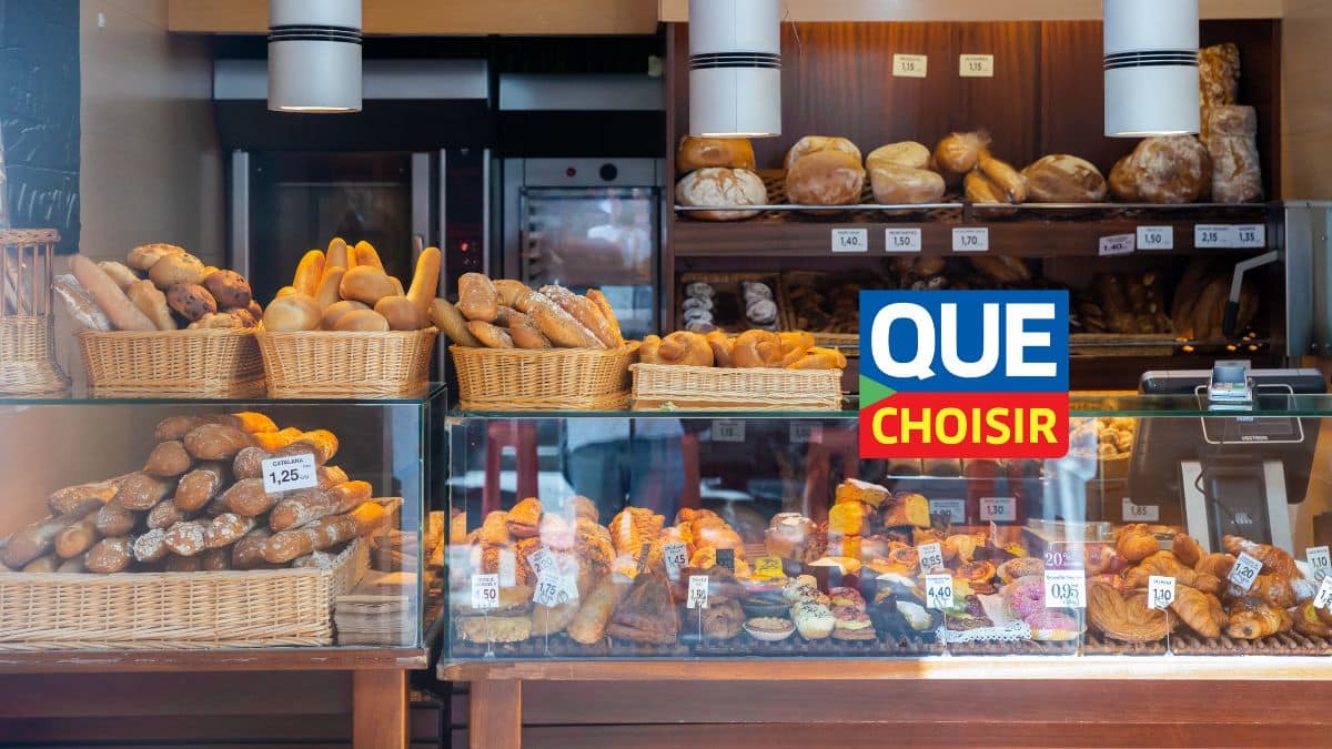 Vitrine de boulangerie avec pains variés.
