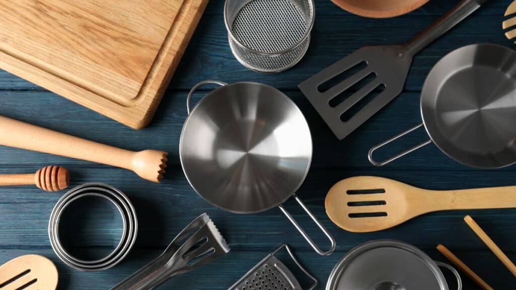 Ustensiles de cuisine sur table bleue.