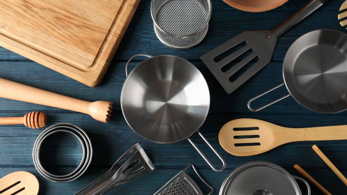 Ustensiles de cuisine sur table bleue.
