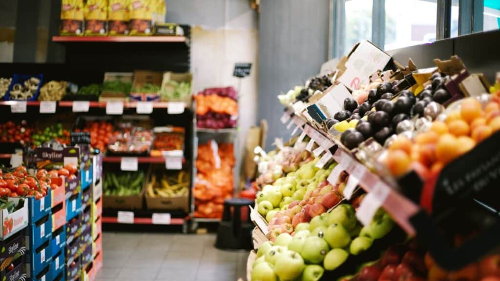 Étalage coloré de fruits et légumes au supermarché.