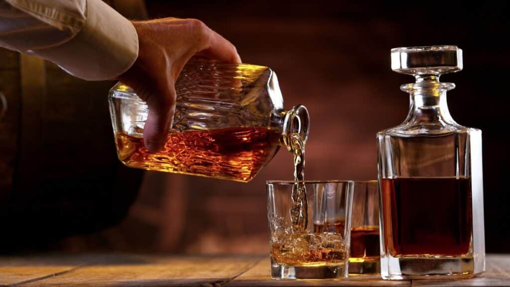 Versement de whisky dans un verre.