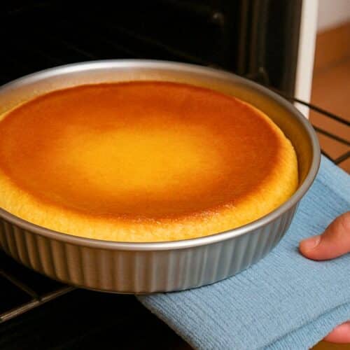 Gâteau doré sorti du four