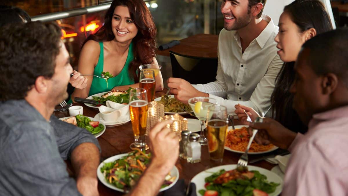 Groupe d'amis partageant un repas au restaurant.
