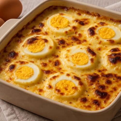 Gratin d'œufs doré dans un plat carré.