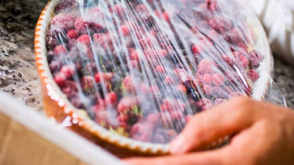 Tarte fruits rouges recouverte de film plastique