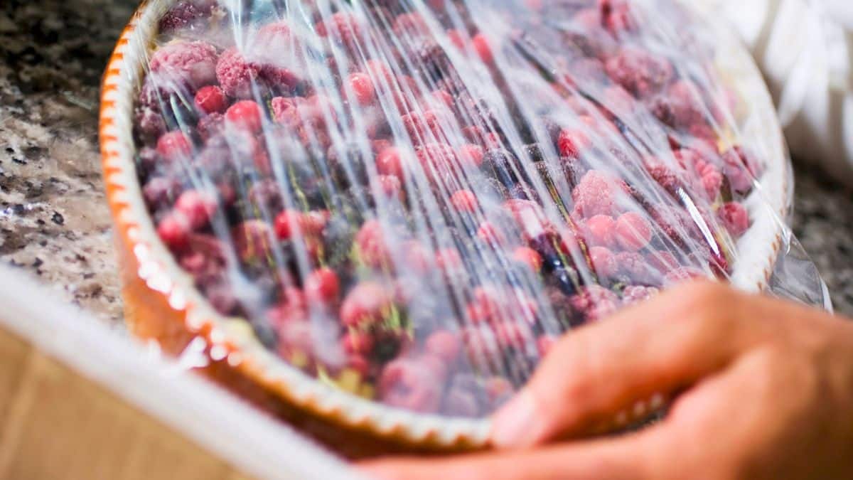 Tarte fruits rouges recouverte de film plastique