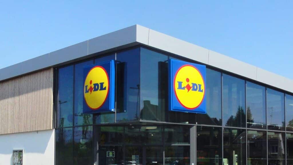 Façade d'un magasin avec logo visible.