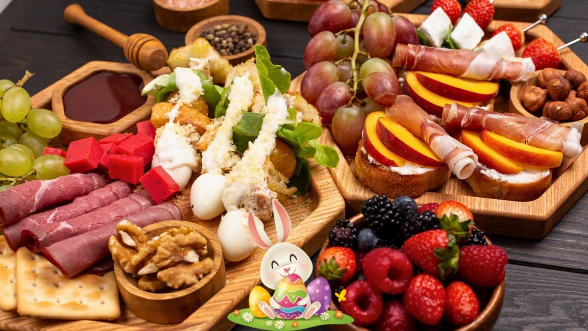 Assiette de charcuterie et fruits variés, décoration de Pâques.