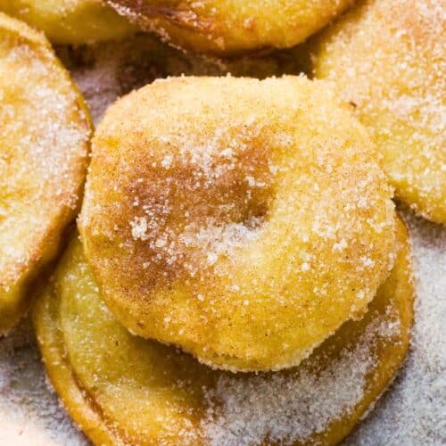 Beignets aux pommes saupoudrés de sucre.