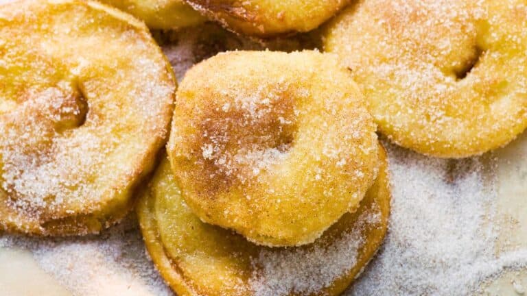 Beignets aux pommes saupoudrés de sucre.