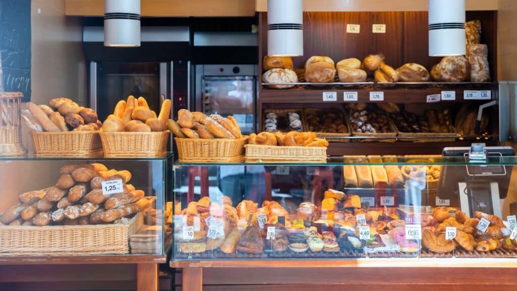 Boulangerie avec divers pains et viennoiseries en vitrine.