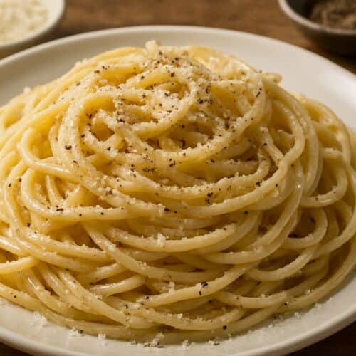 Assiette de spaghetti cacio e pepe.