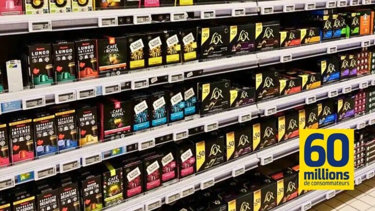 Rayons de capsules de café en supermarché.