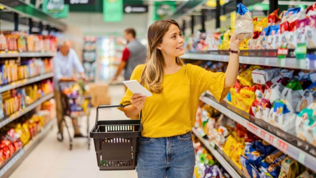 Femme fait des courses au supermarché.