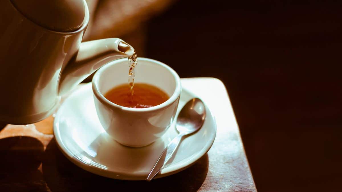 Thé versé dans une tasse blanche.