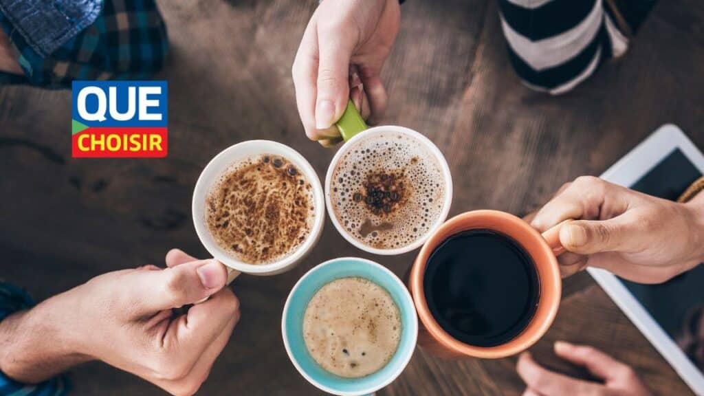 Quatre tasses de café différentes en main.