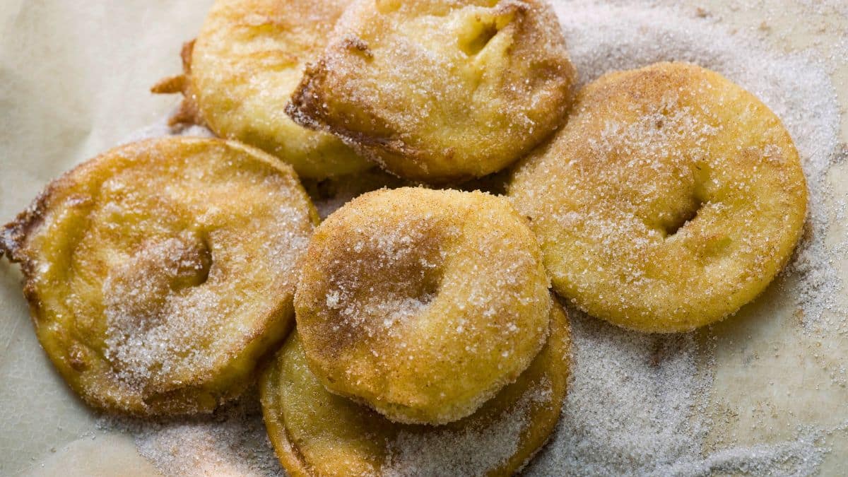 Beignets de pommes saupoudrés de sucre.