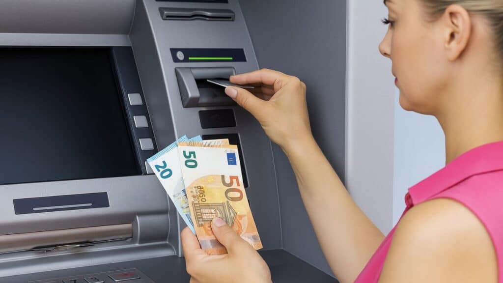 Personne retirant de l'argent à un distributeur.