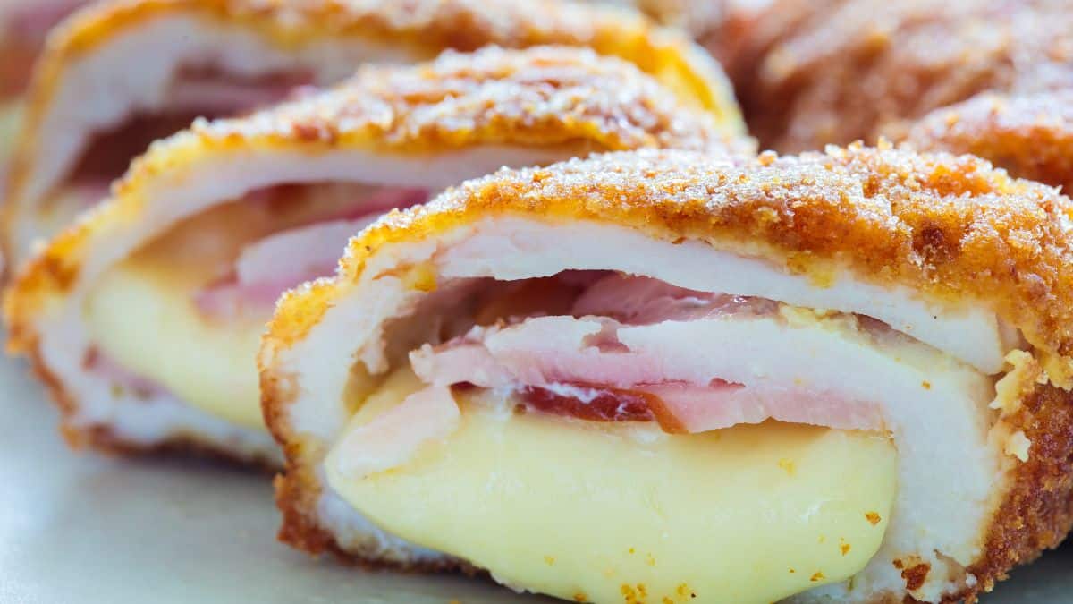 Cordon bleu au fromage fondu et jambon.