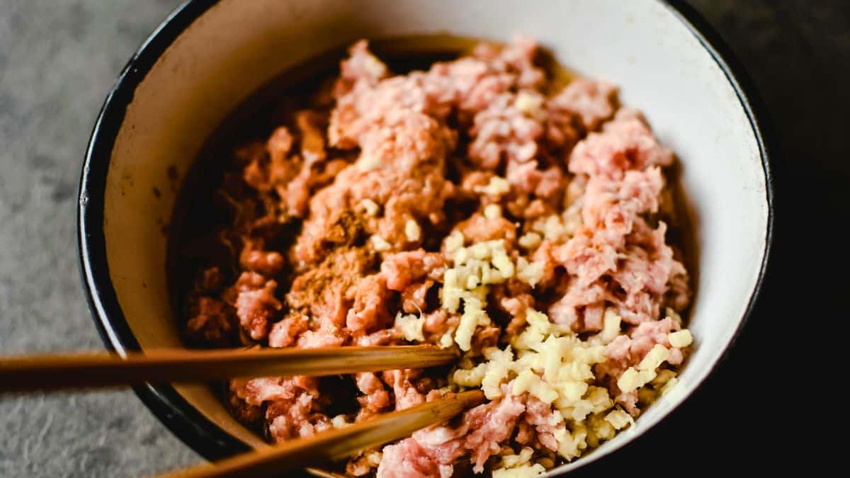 Bol de viande hachée et épices.