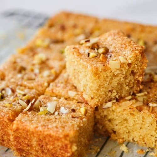 Gâteau moelleux avec des noix tranchées.