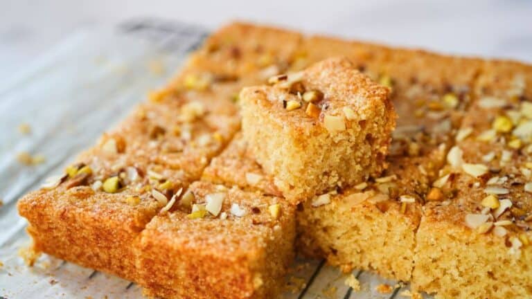 Gâteau moelleux avec des noix tranchées.