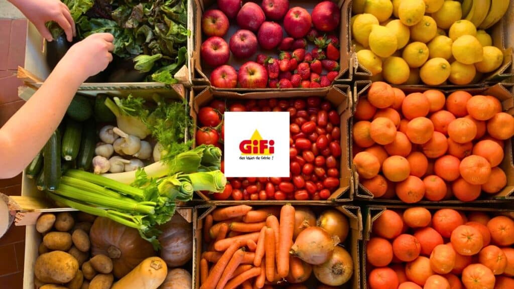 Fruits et légumes frais en caisses au marché.