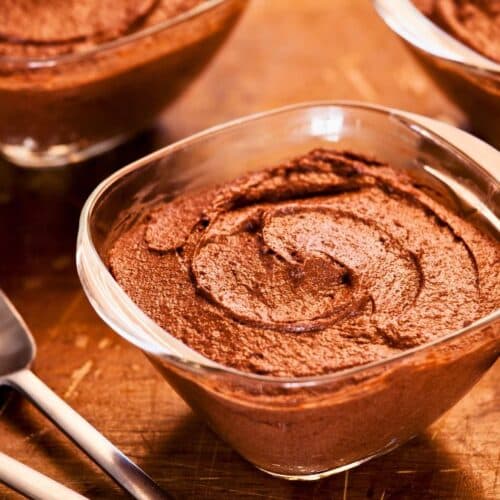 Desserts de mousse au chocolat sur table en bois.