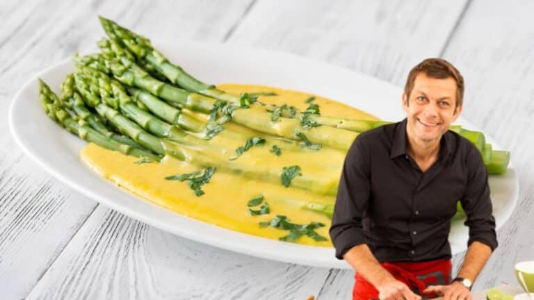 Asperges sauce jaune sur assiette, homme souriant devant.