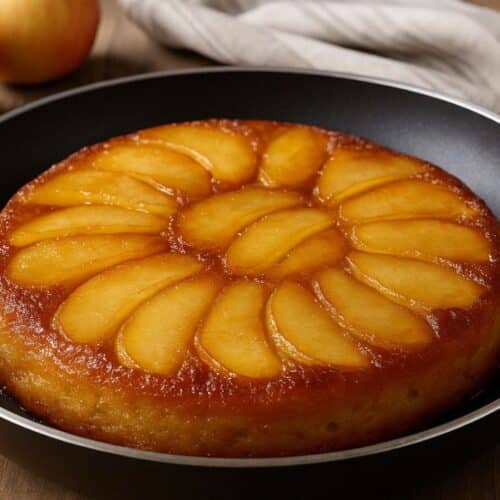 Tarte Tatin aux pommes dans une poêle.
