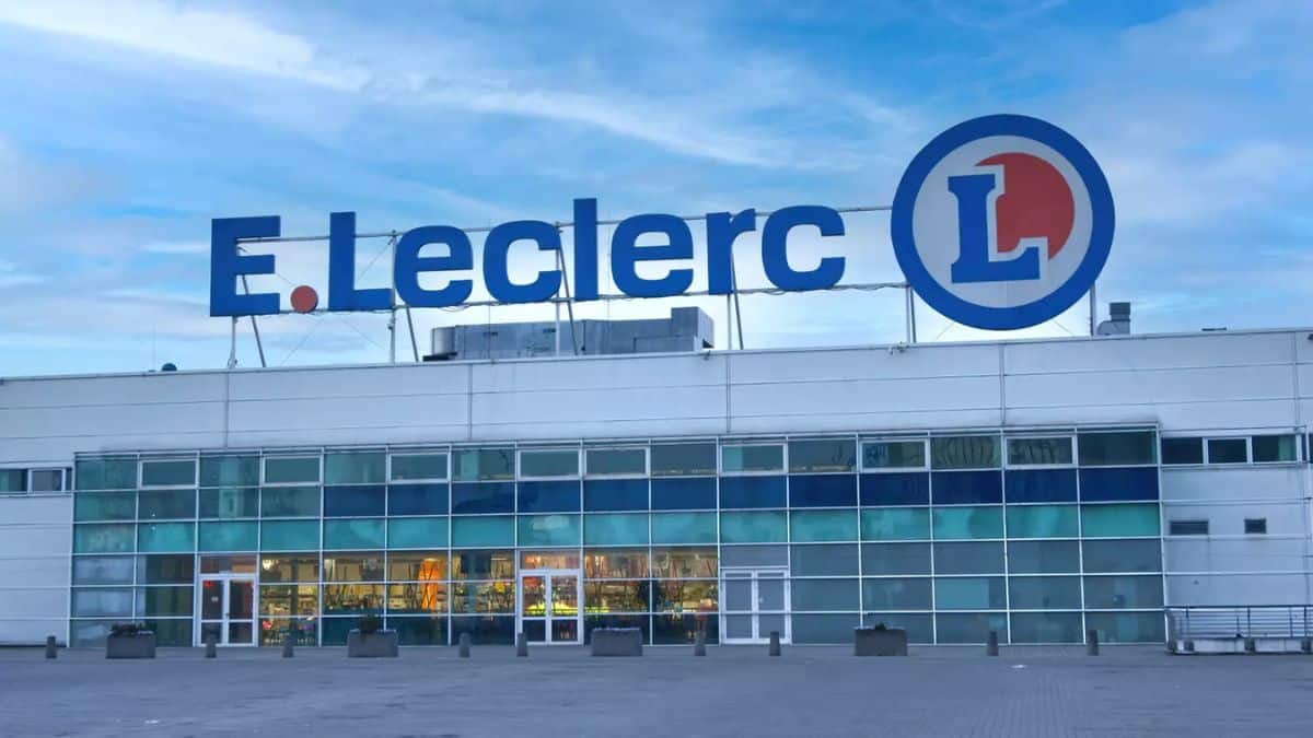 Entrée d'un supermarché avec logo visible.