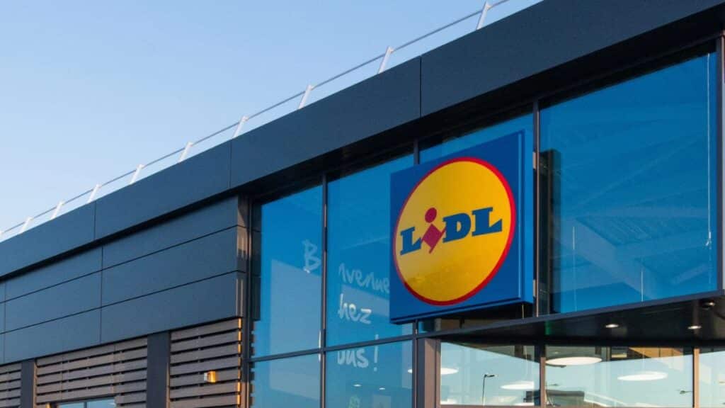 Façade d'un supermarché avec logo circulaire.