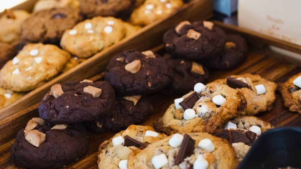 Assortiment de cookies variés sur un plateau.