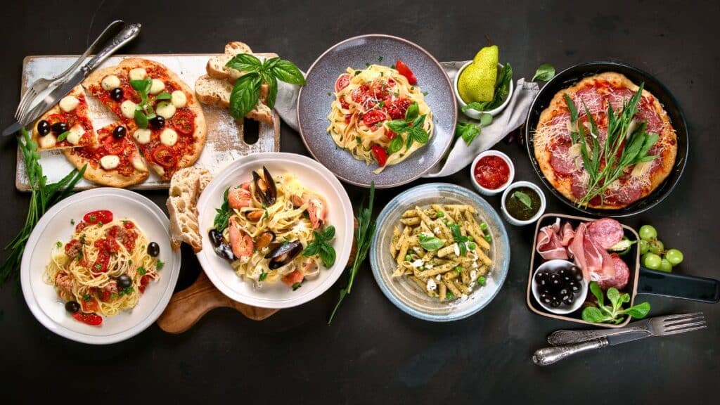 Assortiment de plats italiens variés sur une table.