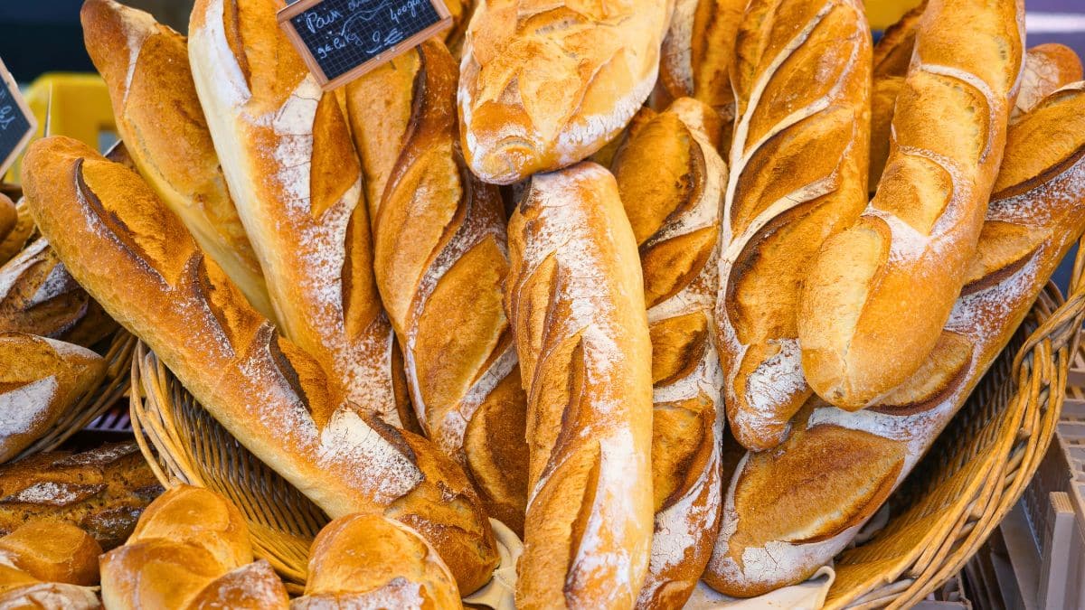 Panière remplie de baguettes fraîches en boulangerie.