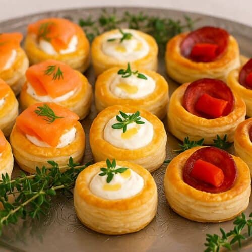 Plateau de bouchées apéritives variées.