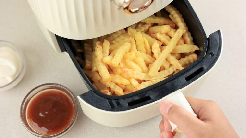 Frites cuites à l'airfryer avec sauces.