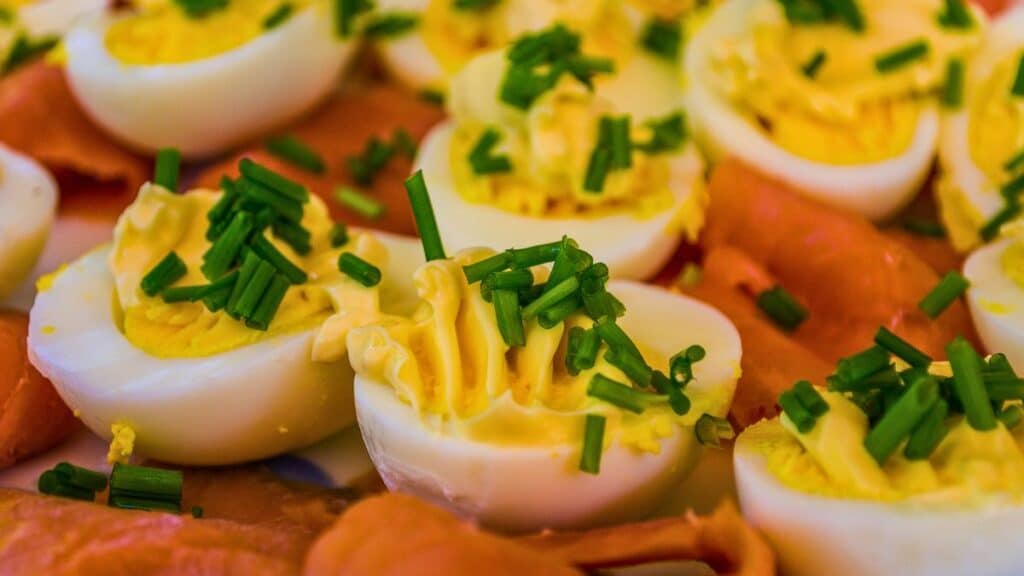 Œufs farcis à la ciboulette et saumon