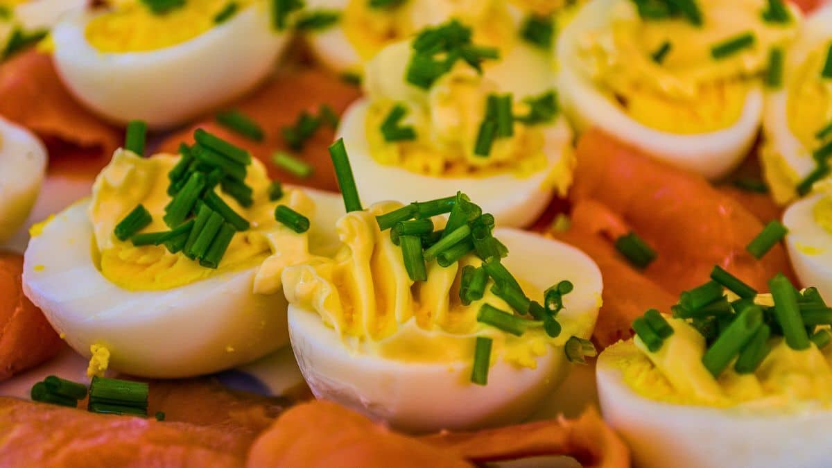 Œufs farcis à la ciboulette et saumon