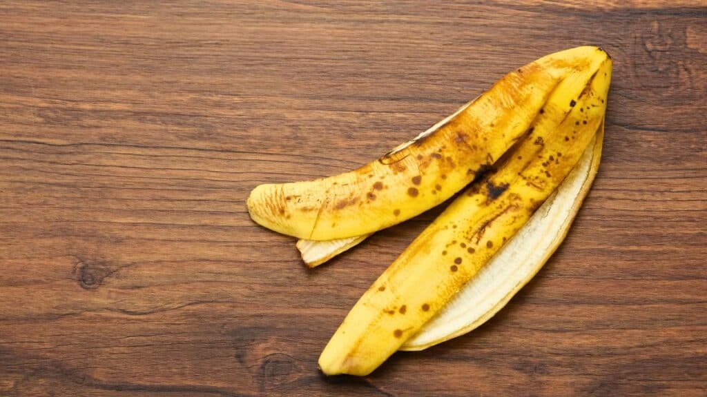 Peau de banane mûre sur une table en bois.