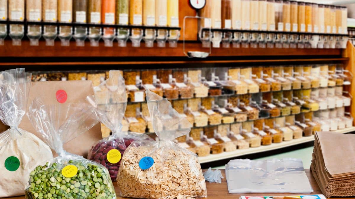 Épicerie en vrac avec sacs de grains.