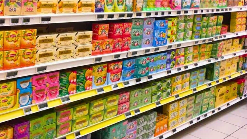 Rayon de thés colorés en supermarché.