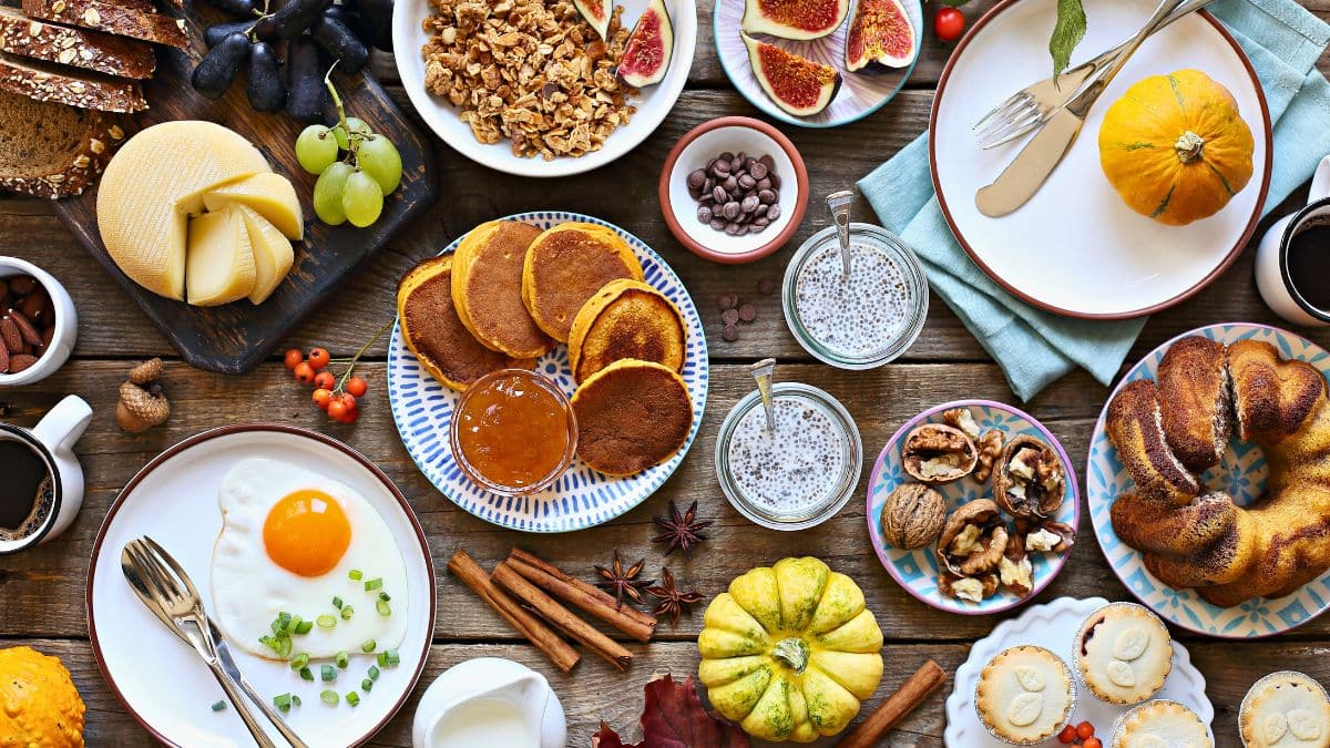 Petit déjeuner divers avec fruits et viennoiseries.