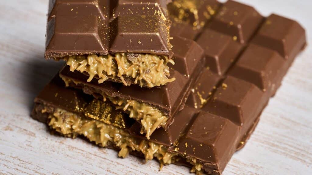 Tablette chocolat avec garniture dorée.