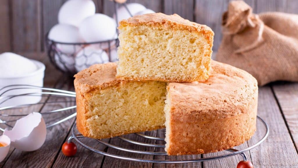 Gâteau moelleux sur grille avec œufs et sucre.