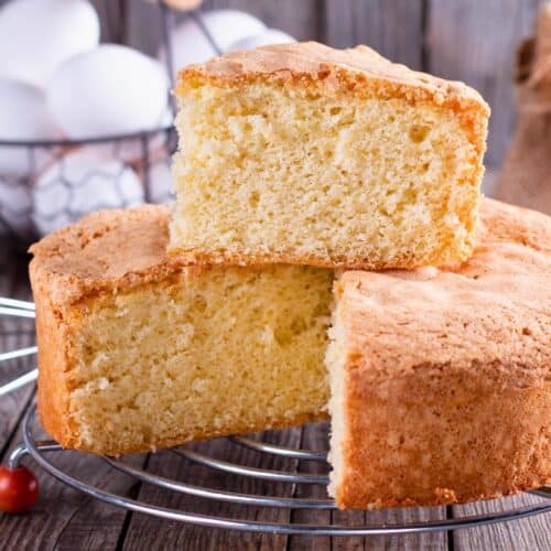 Gâteau moelleux sur grille avec œufs et sucre.