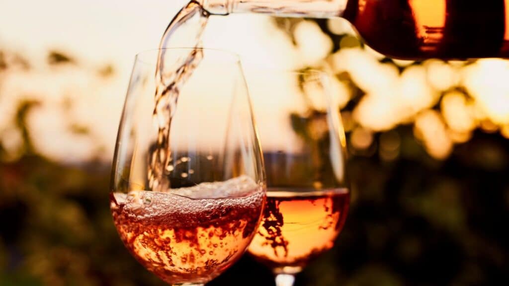 Vin rosé versé dans un verre.